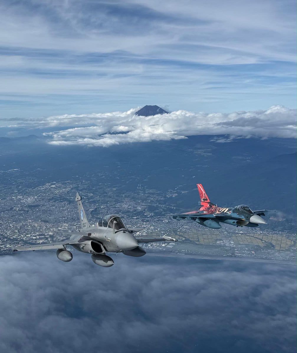 日本航空自衛隊 F-2 戰機與法國空天軍的飆風（ Rafale ）戰機共同編隊巡航。 圖：翻攝自@JASDF_PAO