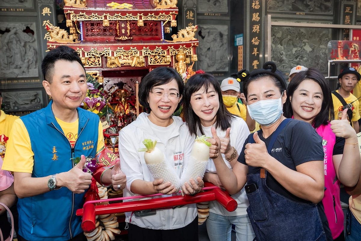 蘇巧慧與鄉親熱情互動。 圖：蘇巧慧競總提供