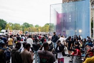 全球主要城市的門市一如繼往出現排隊人潮，新品首賣同步涵蓋紐約、上海、倫敦、孟買及吉隆坡等地的實體店面。 圖 : 達志影像 / 美聯社