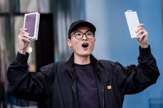 紐約市第五大道蘋果旗艦店正式開賣 iPhone 18 系列手機，首位購買到最新型 iPhone 的顧客走出紐約旗艦店，地展示自己的新手機。 圖 : 達志影像 / 美聯社