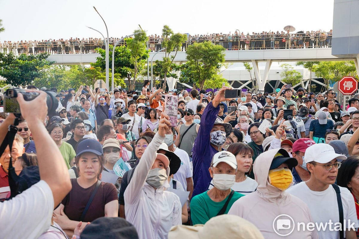 民進黨台北市長參選人沈伯洋今（19）日南下合體高雄市長參選人賴瑞隆，「洋流」湧進港都。 圖 : 張良一/攝