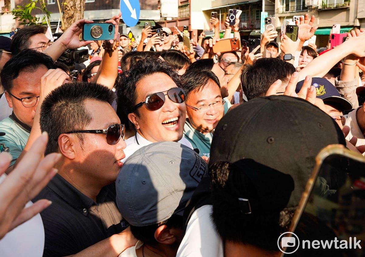 民進黨台北市長參選人沈伯洋今（19）日南下合體高雄市長參選人賴瑞隆，「洋流」湧進港都。 圖 : 張良一/攝