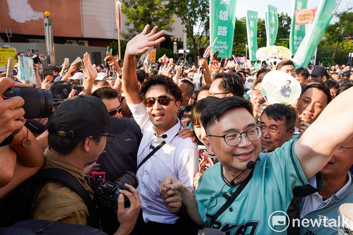 民進黨台北市長參選人沈伯洋今（19）日南下合體高雄市長參選人賴瑞隆，「洋流」湧進港都。 圖 : 張良一/攝
