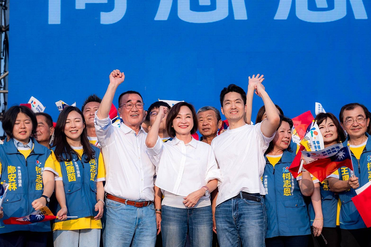 蔣萬安(左五)、李四川(左三)鳳山合體柯志恩(左四)，展現2026九合一大選「北北高連線」的團結勝選氣勢。 圖：柯志恩競辦／提供