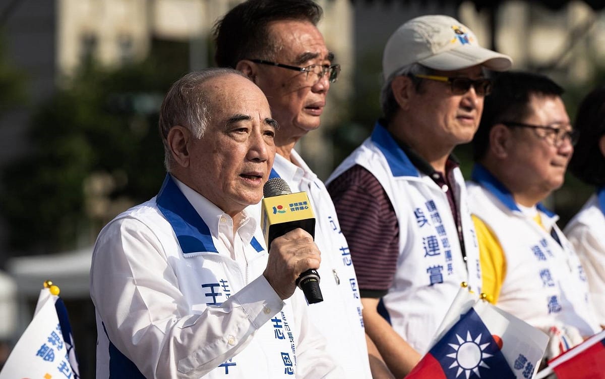 王金平(左一)表示，柯志恩用4年時間準備與行動證明決心，值得高雄鄉親給予一次服務的機會。 圖：柯志恩競辦／提供