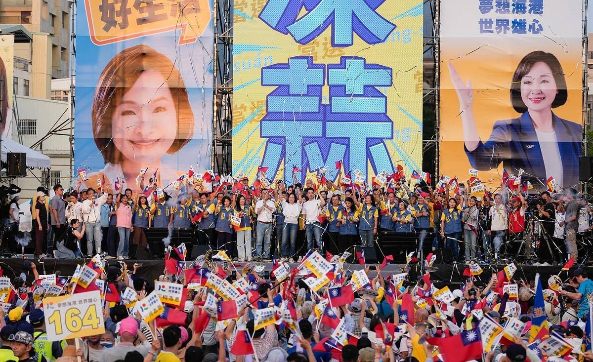 北北高國民黨高雄市長候選人、議會黨團議員及議員候選人全員到齊，展現大團結氣勢。 圖：柯志恩競辦／提供