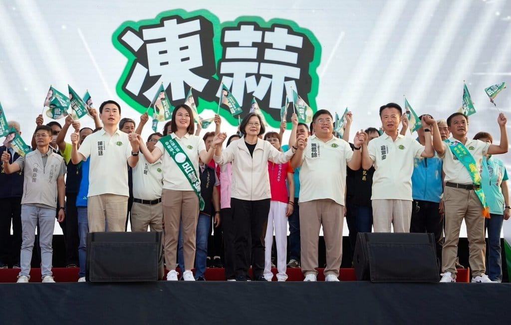 民進黨嘉義縣長參選人蔡易餘（前右3）太保聯合競選總部19日成立，前總統蔡英文（前左3）到場站台力挺，嘉義縣長翁章梁（前右2）、民進黨立委陳冠廷（前左）也出席站台、攜手造勢。 圖:蔡易餘提供