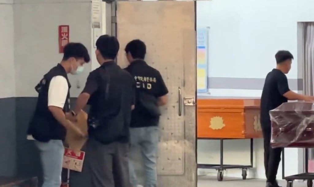 43歲吳姓男子疑因感情糾紛涉嫌在台北西門町某旅館內勒斃泰國籍女友，再把屍體裝在大型行李箱內運送至台中工作地點的冰櫃內。台中檢警19日到殯儀館相驗，目前排定下週解剖，以釐清確切死因。（民眾提供）中央社記者趙麗妍傳真　115年9月19日