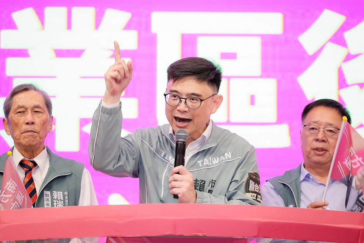 賴瑞隆(中)表示高雄的下一步需要科技與傳產一起壯大，他已經準備好為高雄再拚出下一個黃金十年。 圖：賴瑞隆競辦／提供