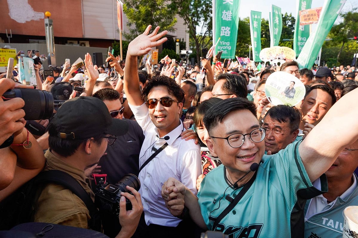 當洋流碰上隆捲風，沈伯洋(中左)和賴瑞隆(中右)人氣大比拼。 圖：張良一／拍攝