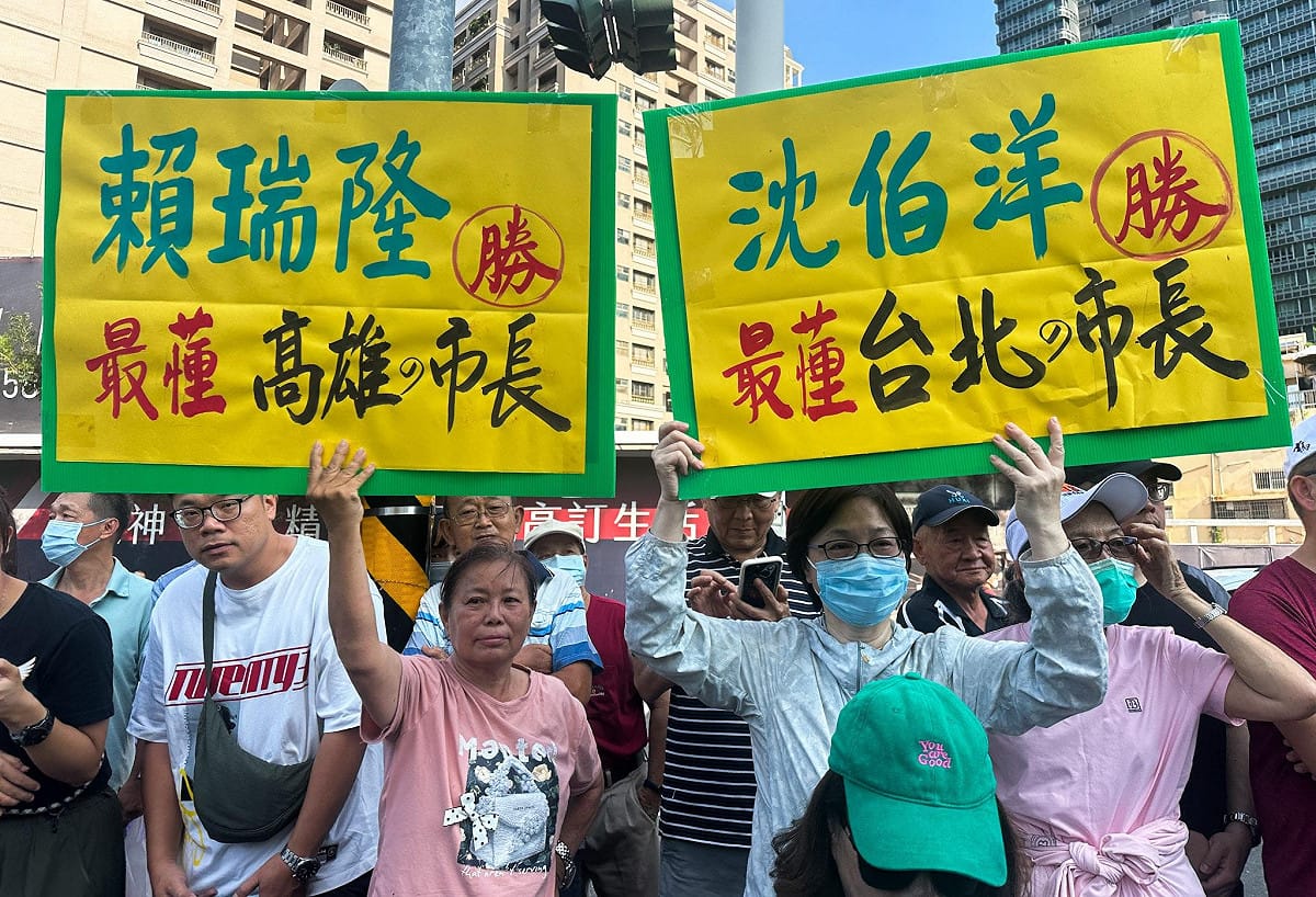 民眾高舉自製手板熱情力挺沈伯洋和賴瑞隆。 圖：張良一／拍攝