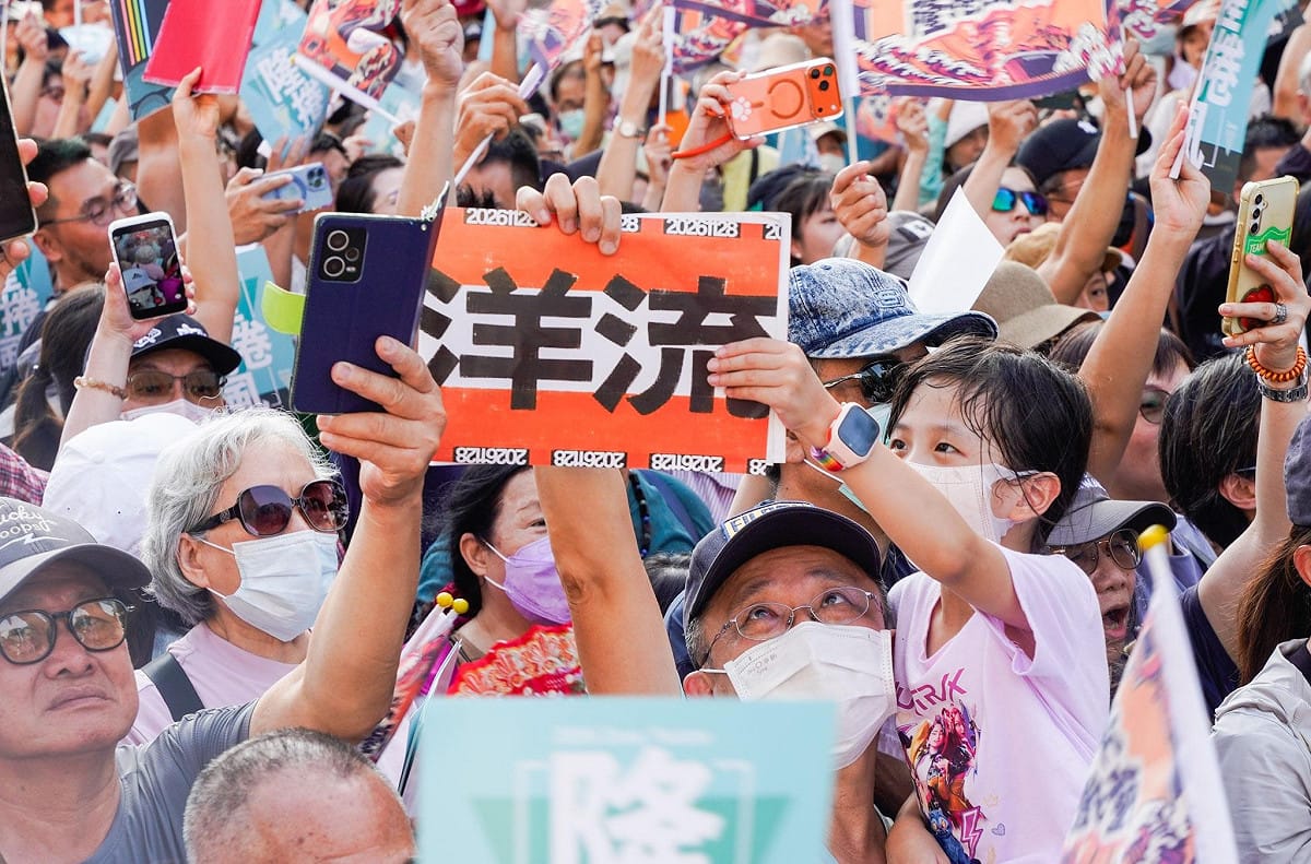 高雄民眾頂著大太陽迎接洋流到來。 圖：張良一／拍攝