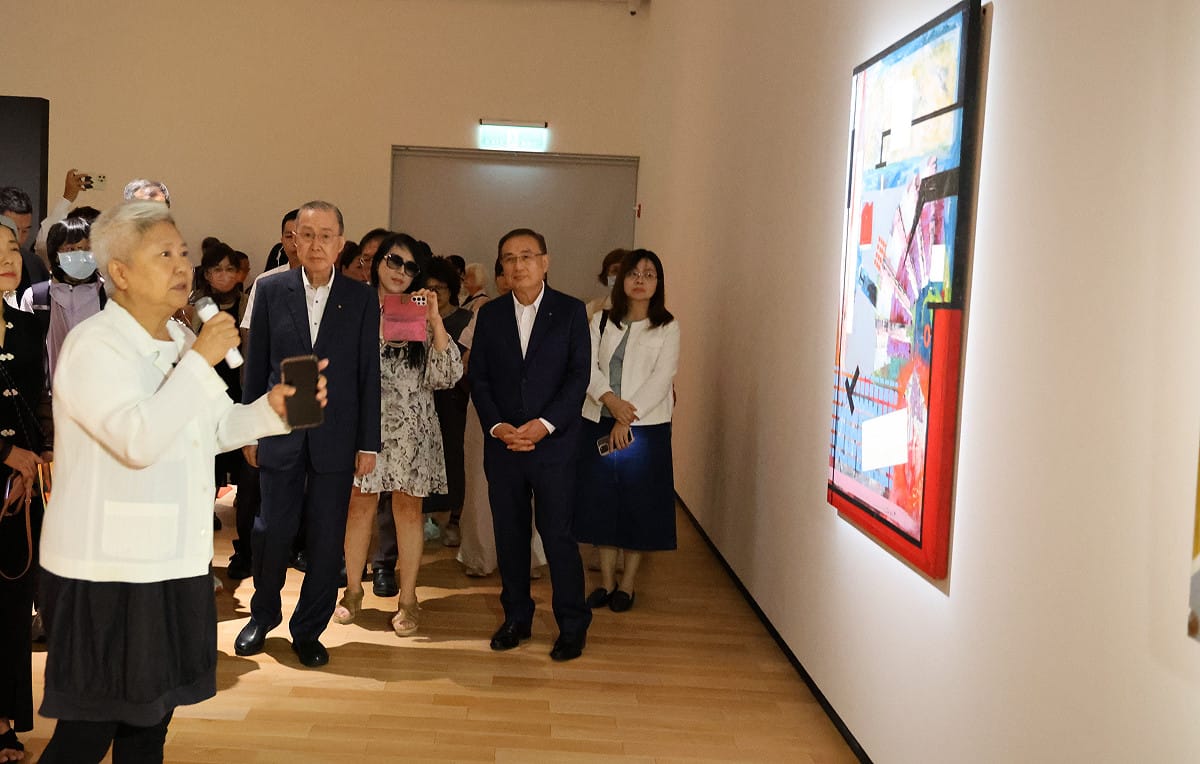 賴純純(左一)在開幕式親自為貴賓導覽，期盼透過此次展覽，創造出美好的藝術體驗。 圖：創價美術館／提供