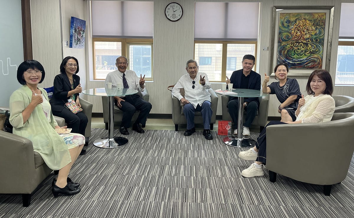 黃志鵬(左三)、冼文舉(中)及與會貴賓合影。 圖：台灣非洲經貿協會／提供