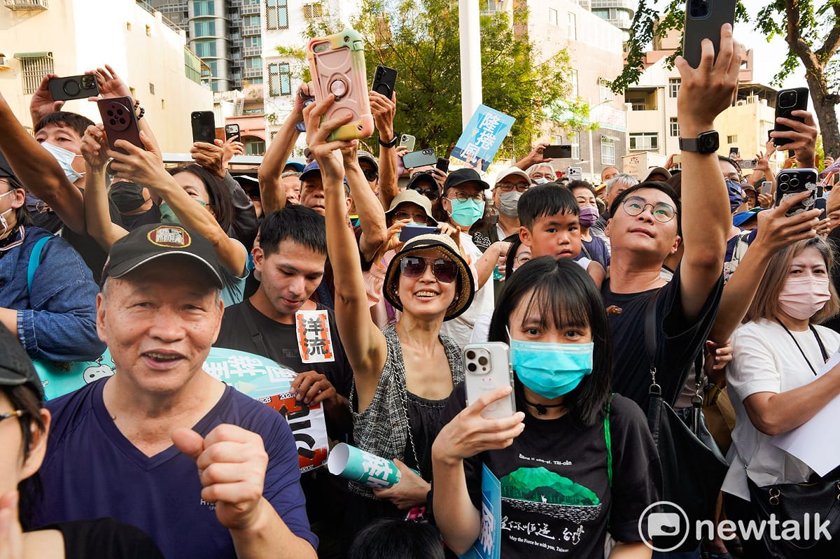 支持者揮手或用手機拍下沈伯洋與賴瑞隆。 圖：張良一/攝
