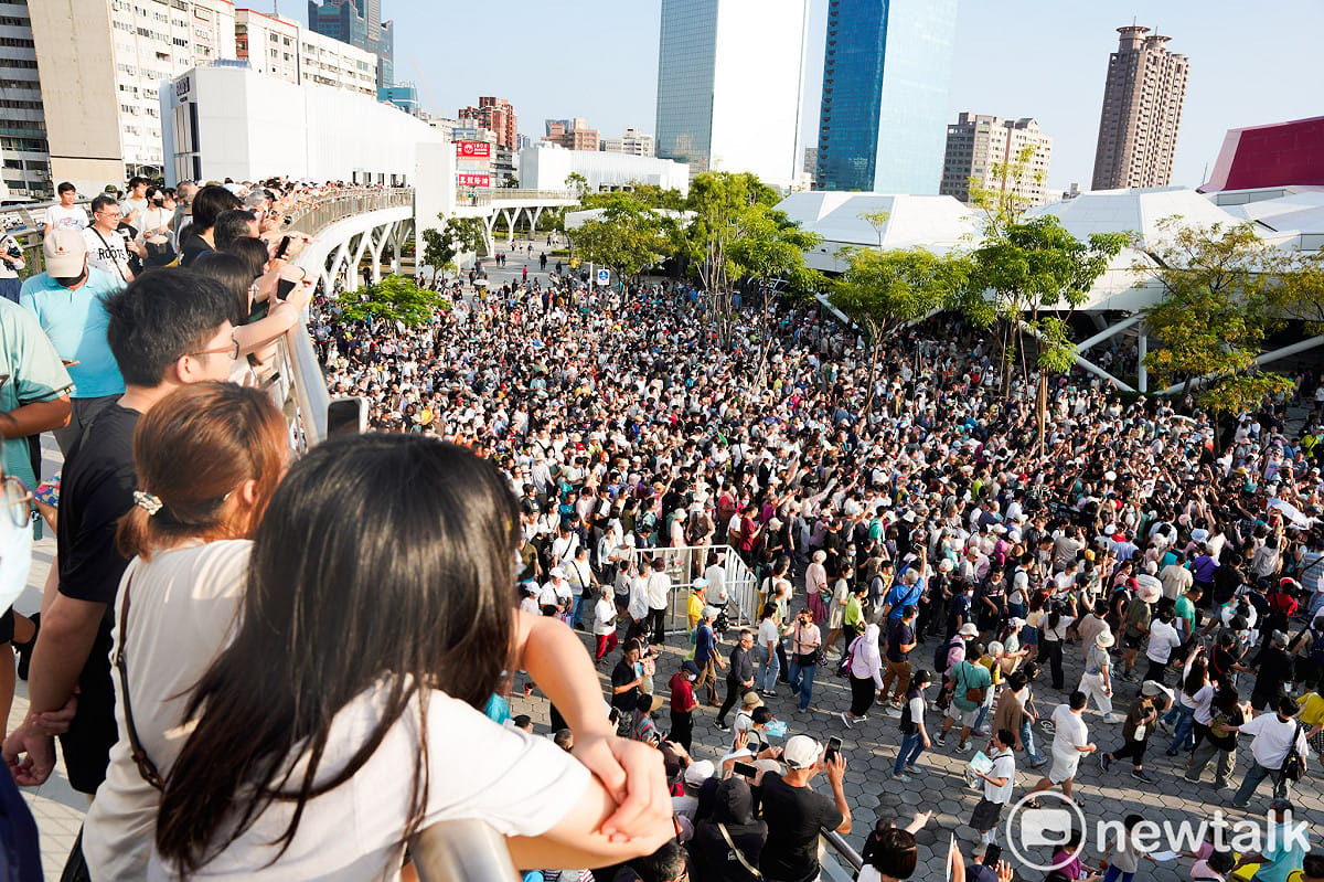 愛河灣廣場與天橋上擠滿一睹沈伯洋與賴瑞隆風采的市民。 圖：張良一/攝