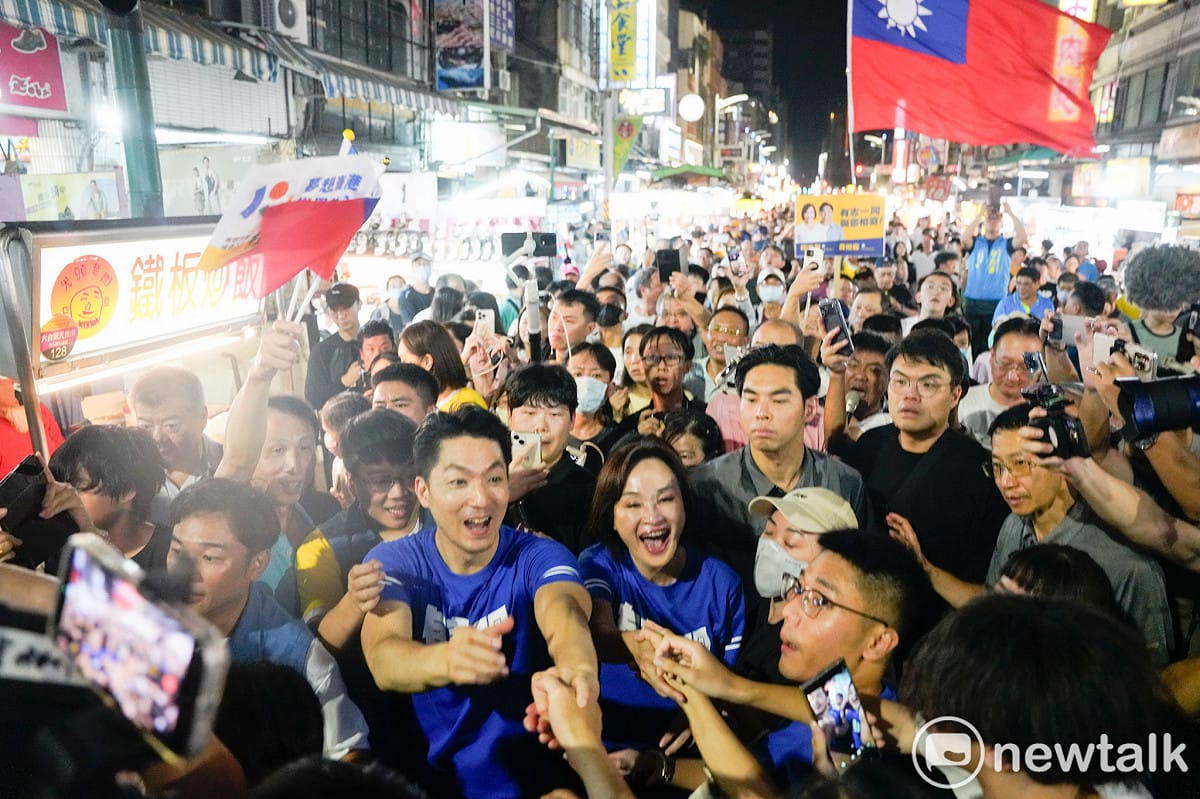晚間，台北市長蔣萬安出席國民黨高雄市長參選人柯志恩的造勢大會後，陪同柯志恩到高雄六合夜市掃街拜票。 圖：張良一/攝
