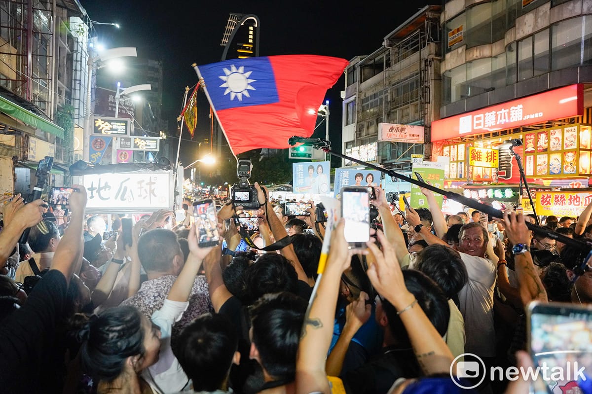 國民黨支持者揮舞國旗為蔣、柯兩人加油打氣。 圖：張良一/攝