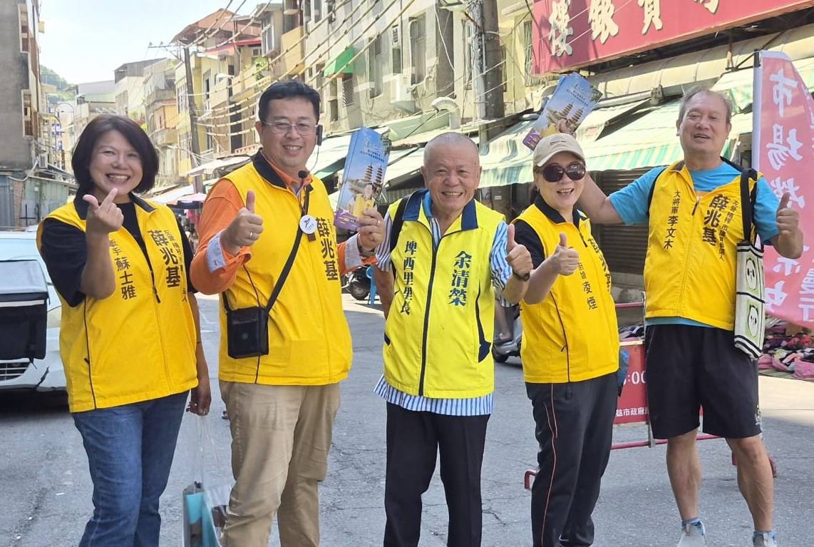 挑戰第11屆連任的老里長余清榮(中)全力推薦左楠市議員參選人薛兆基(左二)。 圖：薛兆基競辦／提供