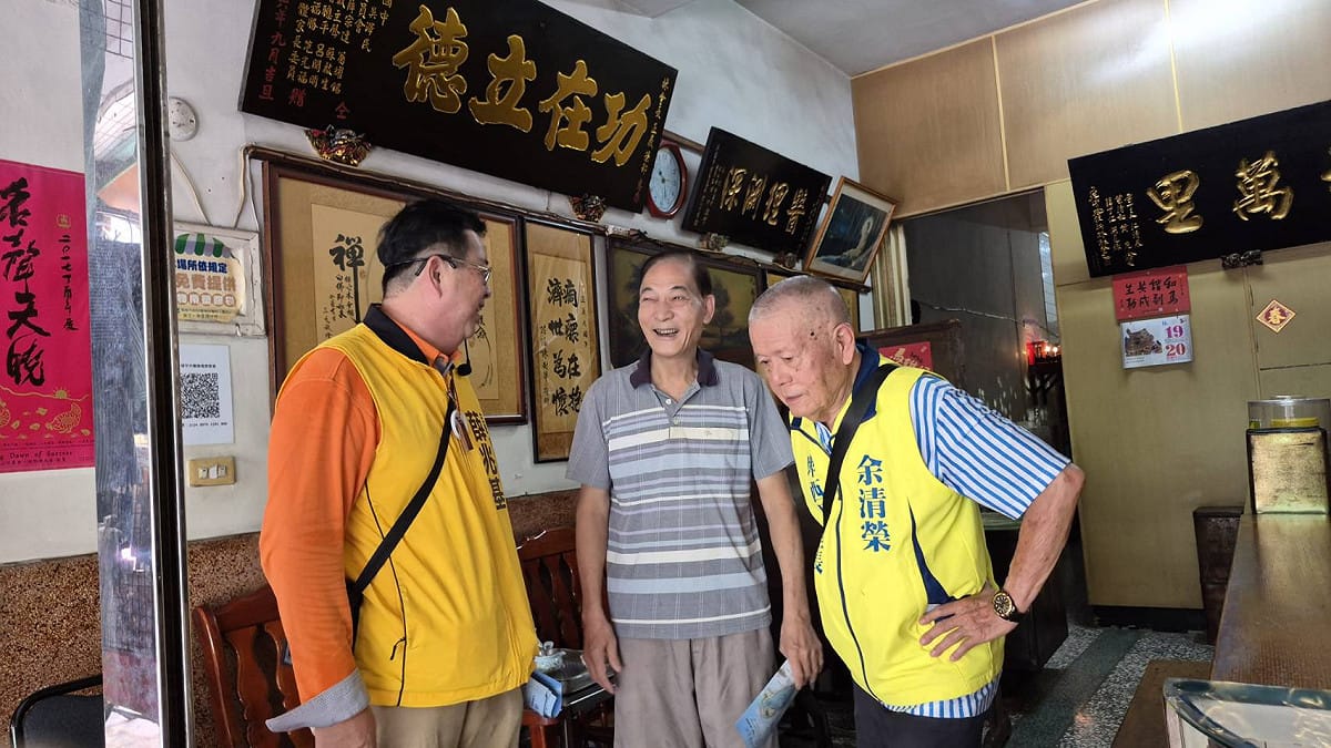 余清榮(右)帶著薛兆基(左)走進埤仔頭傳統市場，向街坊鄰居問候。 圖：薛兆基競辦／提供