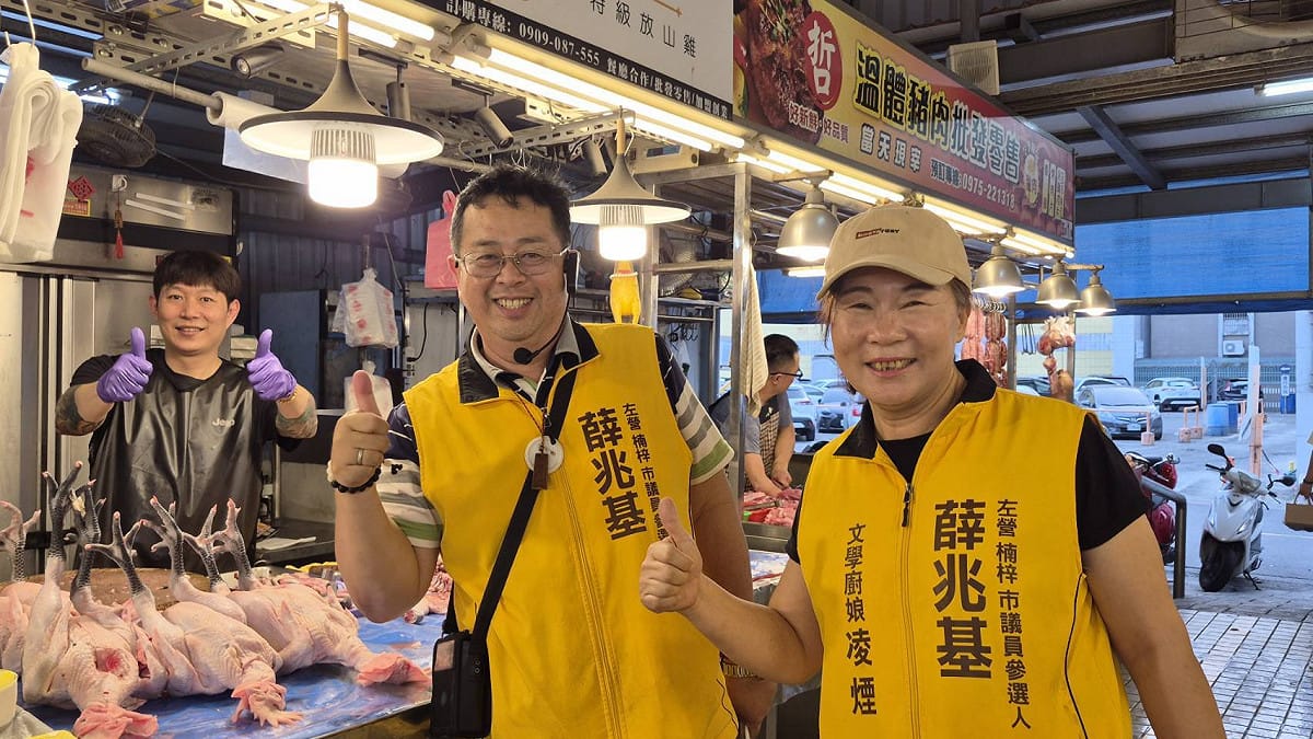 薛兆基(中)與「文學廚娘」凌煙(右)在埤仔頭傳統市場拜票。 圖：薛兆基競辦／提供