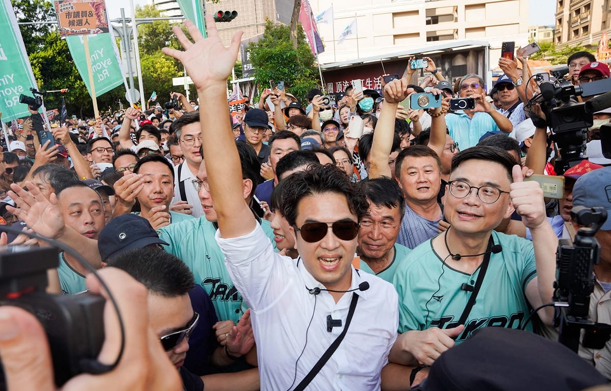 賴瑞隆與沈伯洋合體於英雄路進行走讀，期間人潮大爆滿。 圖：賴瑞隆競辦／提供