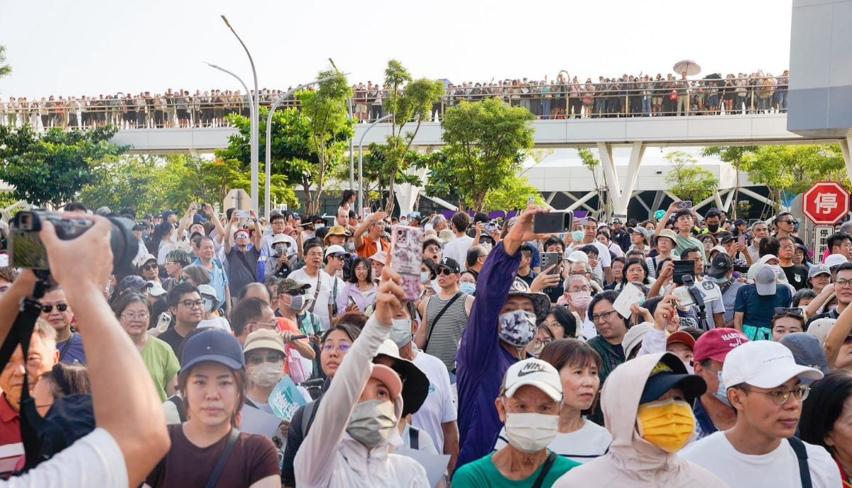 賴瑞隆與沈伯洋合體步行至愛河灣水樂園時，連位在2樓的海豚步道也被人潮佔滿。 圖：賴瑞隆競辦／提供