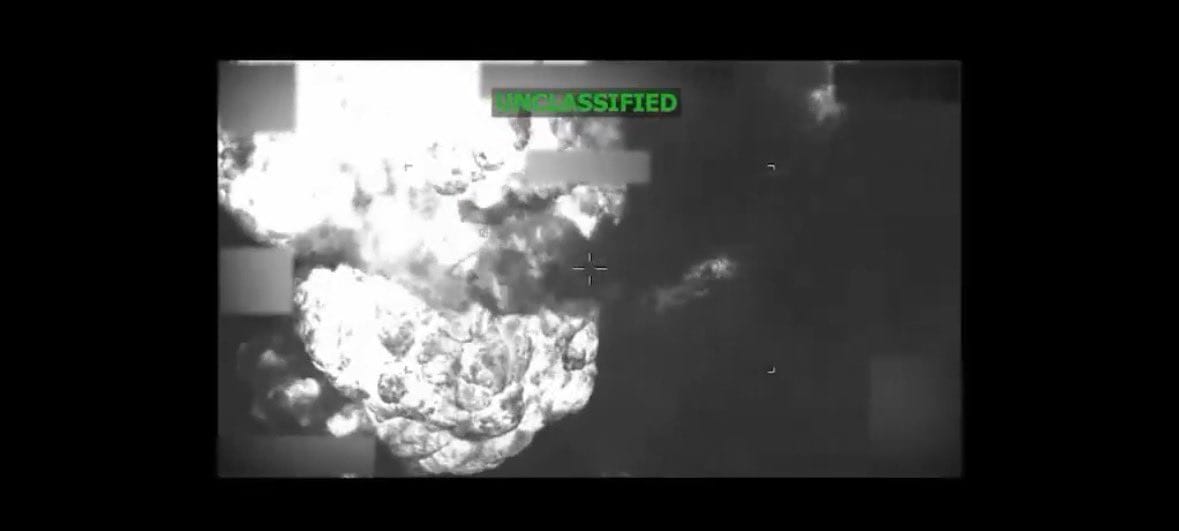 美軍於加勒比海地區對一艘涉嫌參與毒品走私的船隻發動空襲，造成船上 4 人當場身亡。 圖：翻攝自 Ｘ @thegeo_sync