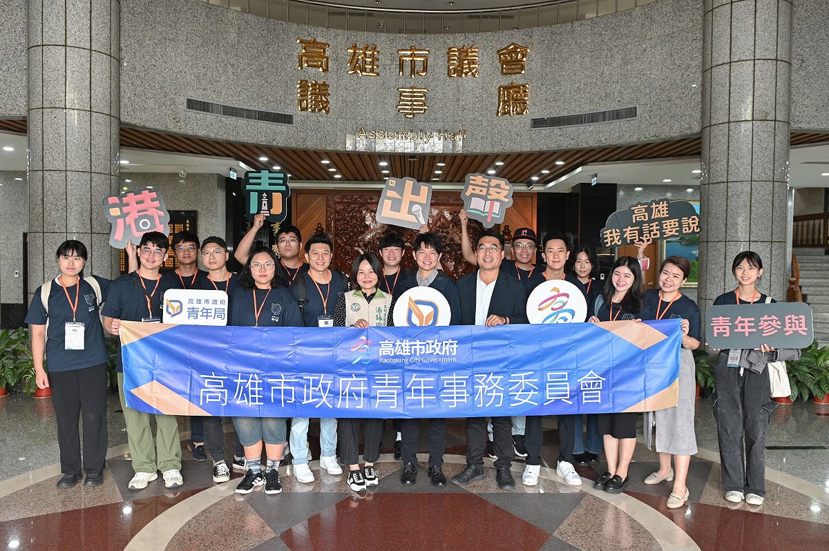 去年10月高市府第四屆青年委員前往市議會觀摩議程與議事運作，為青年參與公共事務奠定基礎。 圖：高雄市青年局／提供