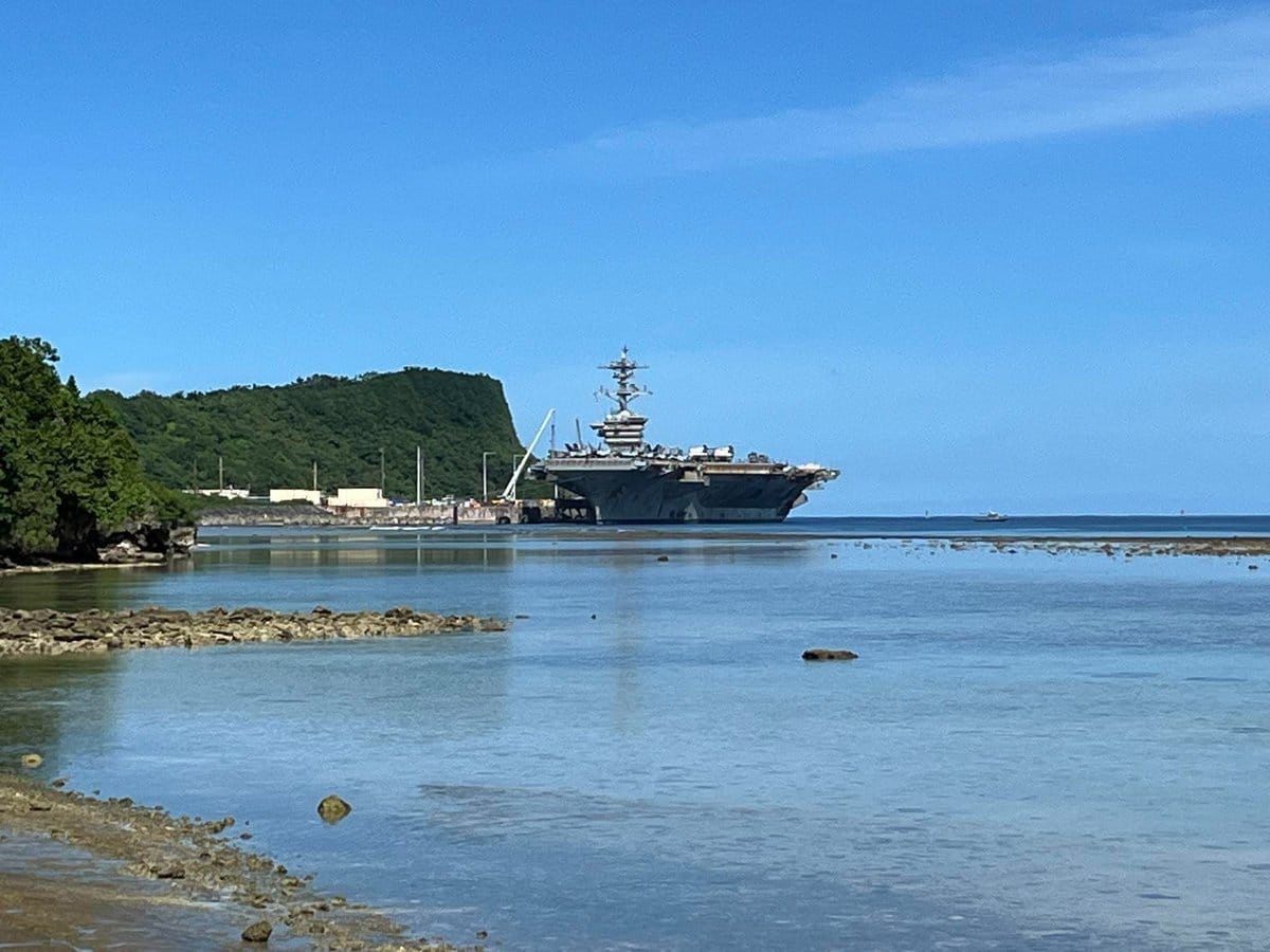美國海軍航空母艦林肯號（CVN-72）證實取道菲律賓蘇祿海航線，現已抵達關島。 圖：翻攝「X」@Indowatchosint