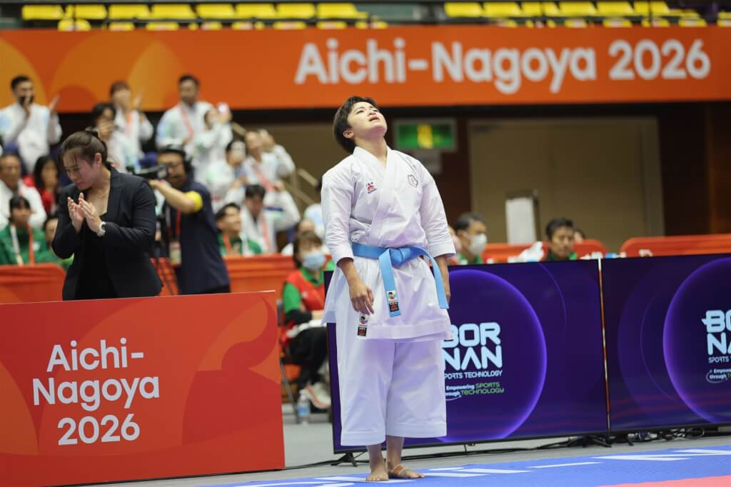 台灣空手道形女將簡慧萱（中）20日在名古屋亞運一掃陰霾，摘下生涯首面亞運獎牌。（中華奧會提供）