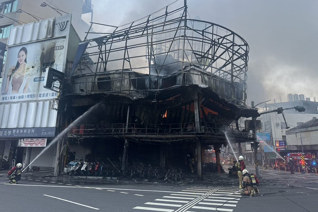 台南市中西區一家機車商行20日清晨發生火災，1、2樓處停放大量機車幾乎全毀，火勢延燒隔壁房屋，幸未造成人員傷亡。（讀者提供）中央社記者楊思瑞台南傳真　115年9月20日
