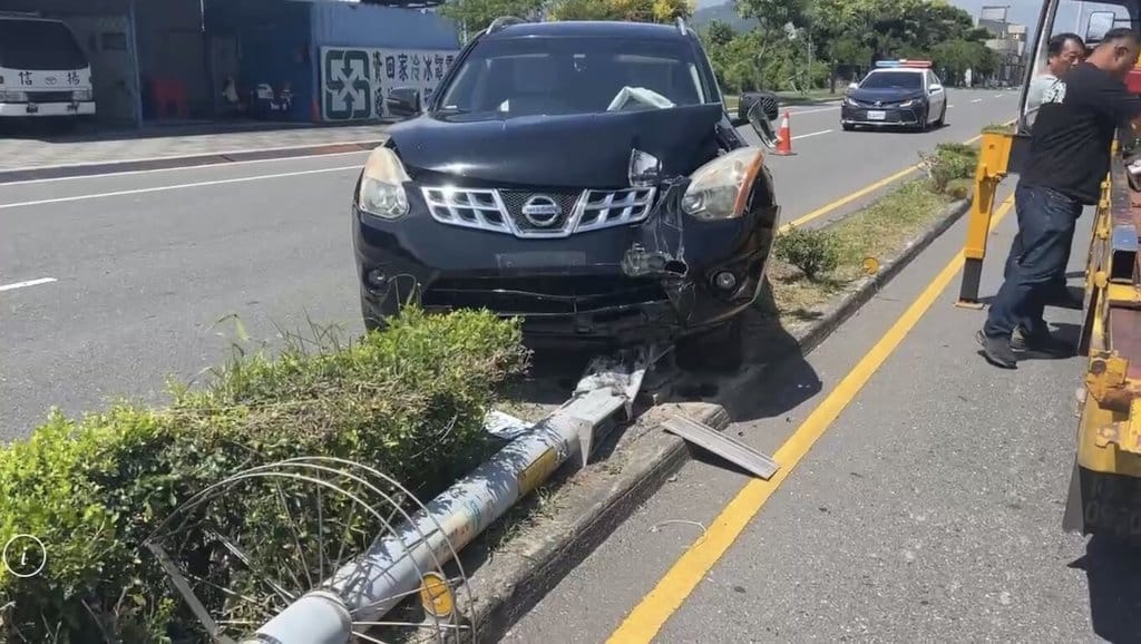 前國民黨立委廖國棟20日開車經過台東市民航路時，疑恍神自撞中央分隔島，他自行下車，由救護車送醫治療。（民眾提供）中央社記者李先鳳傳真　115年9月20日