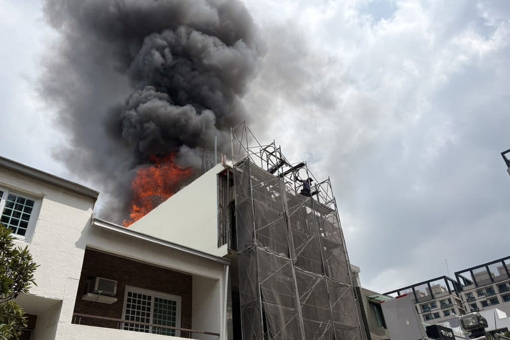 台南市中西區一處新建案工地20日上午發生火災，疑似頂樓處木棧板燃燒冒出火煙，1名工作人員疑吸入濃煙嗆傷送醫。（讀者提供）中央社記者楊思瑞台南傳真　115年9月20日