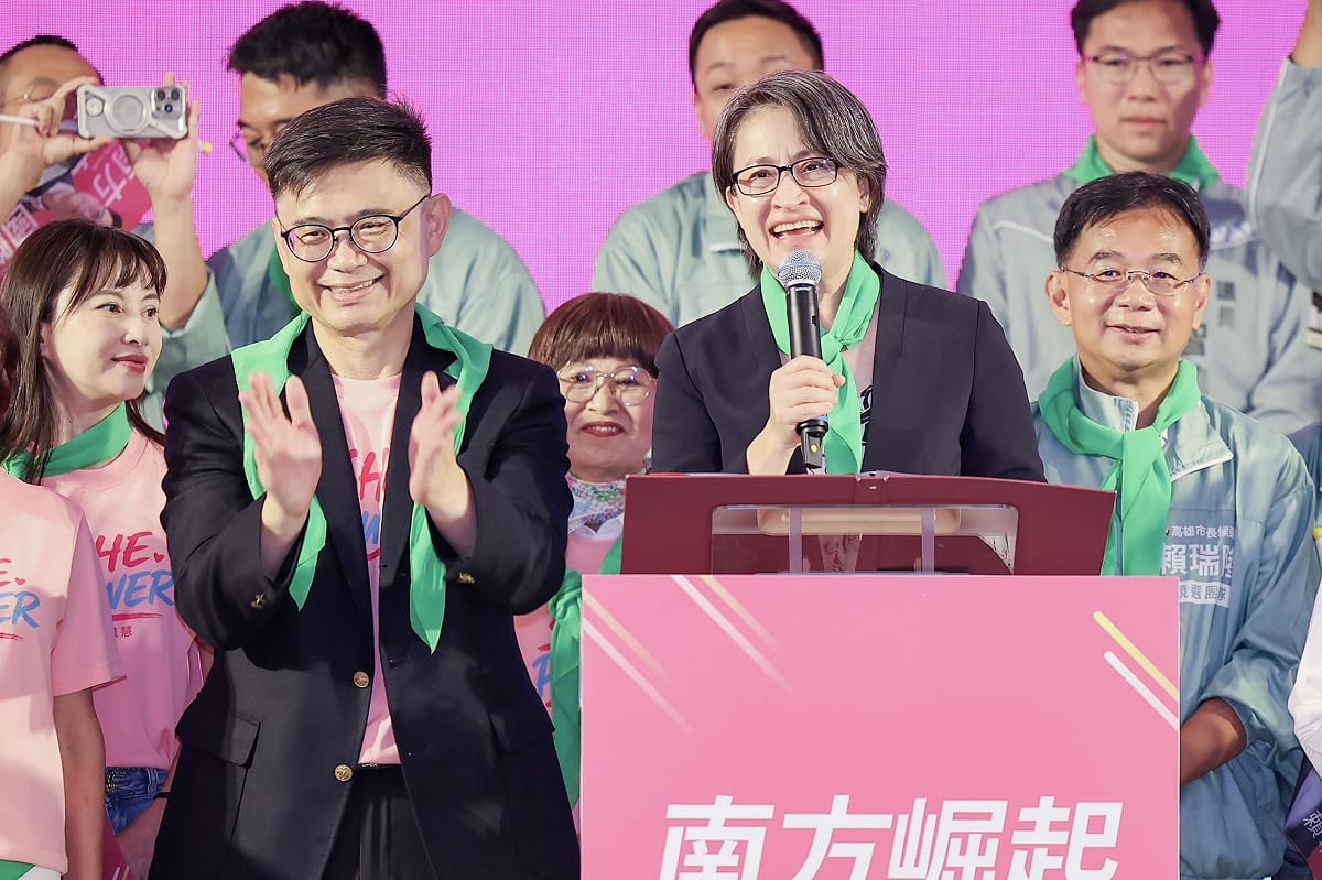 蕭美琴(右二)致詞時笑稱賴瑞隆(左二)很像「隆貓」，溫溫的、暖暖的、有點可愛，但卻非常具有爆發力與觀察力。 圖：賴瑞隆競辦／提供