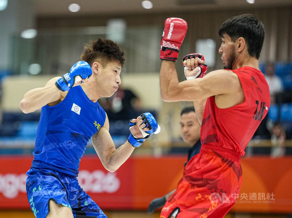 名古屋亞運綜合格鬥項目20日進行男子現代組60公斤8強賽，台灣好手張立（左）面對塔吉克名將烏馬羅夫（Mirzobek Umarov）（右），最終以0比3落敗。中央社記者鄭清元攝　115年9月20日