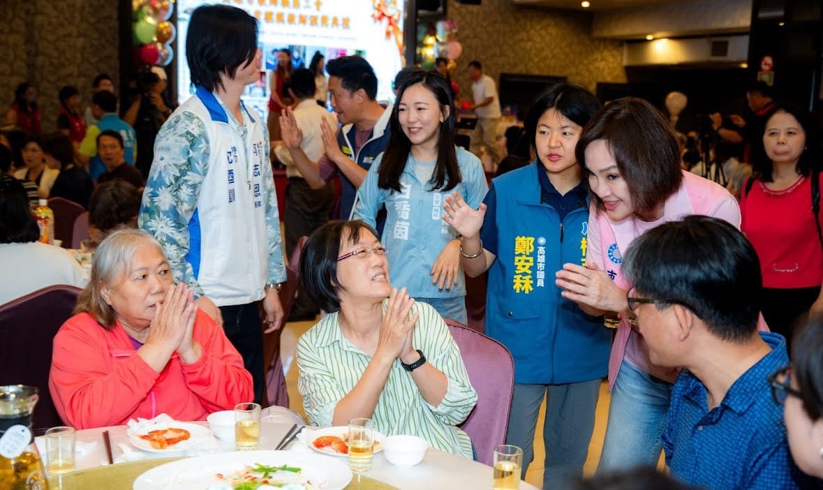 柯志恩(右二)表示，高雄市教師職業工會展現高雄家長與教師緊密站在一起的凝聚力，實屬難能可貴。 圖：柯志恩競辦／提供
