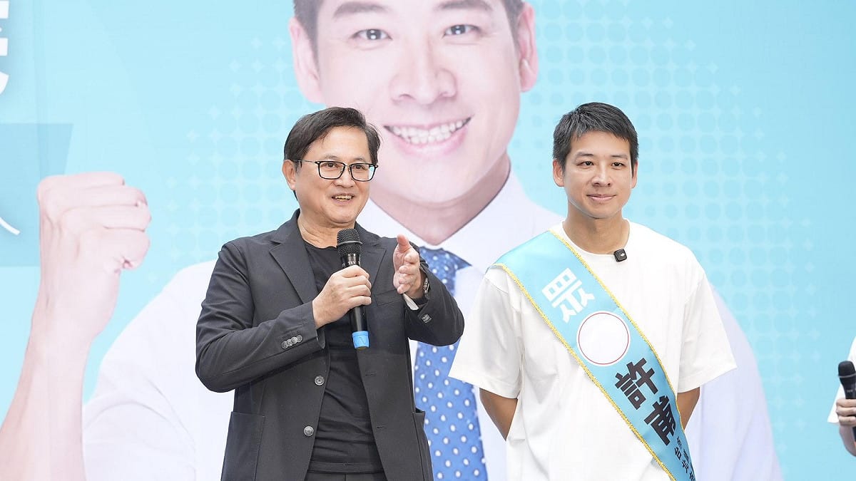 和碩董事長童子賢幫民眾黨台北市松信議員參選人許甫站台。 圖：許甫 / 提供