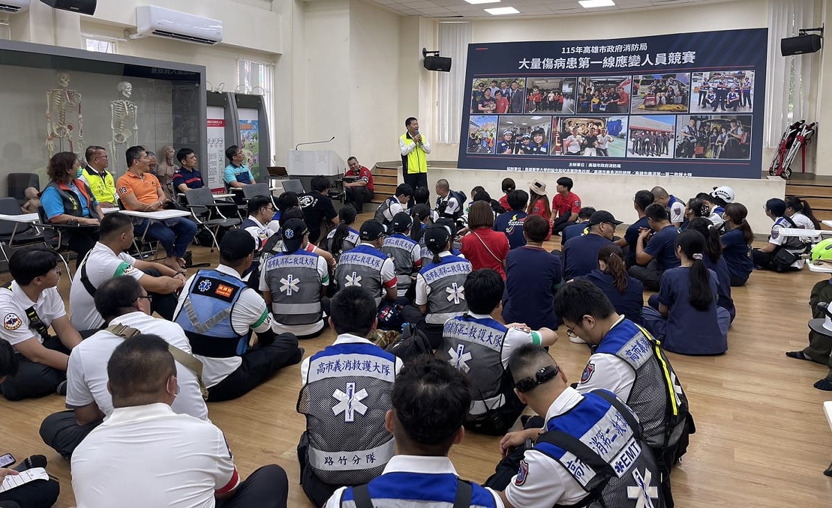 賽程第一階段「搜索與知識題(CSCA)」考驗隊伍進場前的初期安全評估與指揮建立。 圖：高雄市消防局／提供