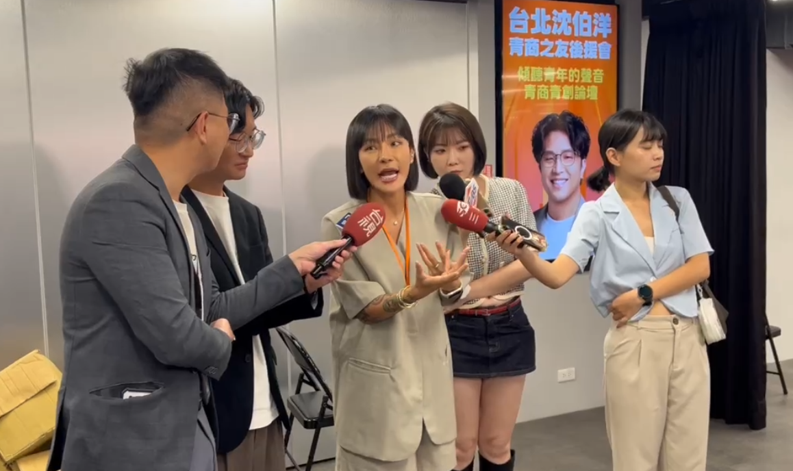「國光女神」梁云菲今現身民進黨台北市長參選人沈伯洋青商之友會成立大會。 圖：沈伯洋競選辦公室 / 提供