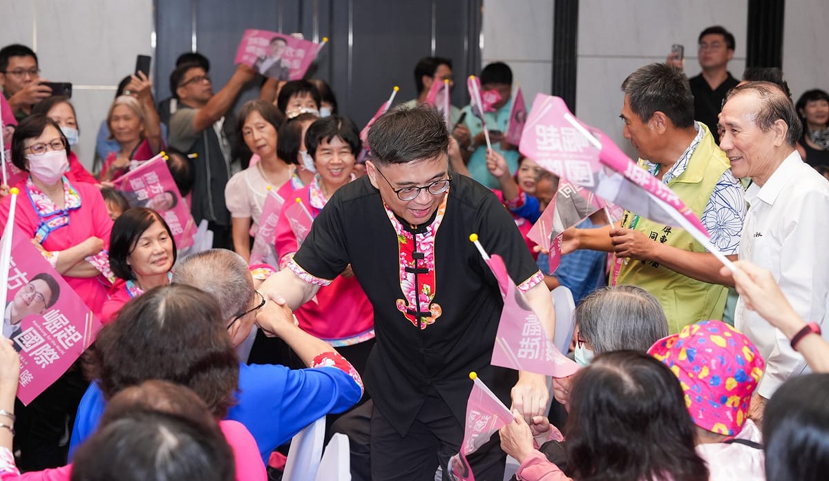 「客家後援總會成立大會」，賴瑞隆(中)進場時與支持者親切互動。 圖：賴瑞隆競辦／提供