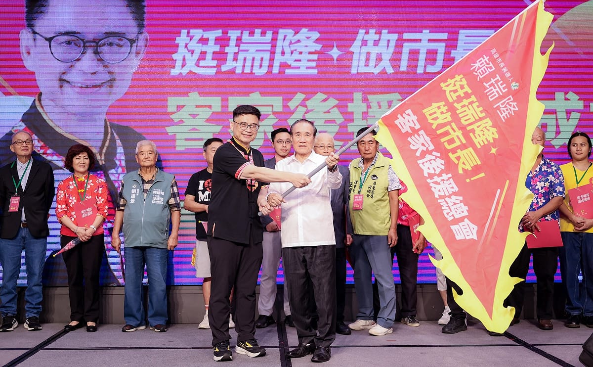 賴瑞隆(前左)為客家後援總會授旗。 圖：賴瑞隆競辦／提供