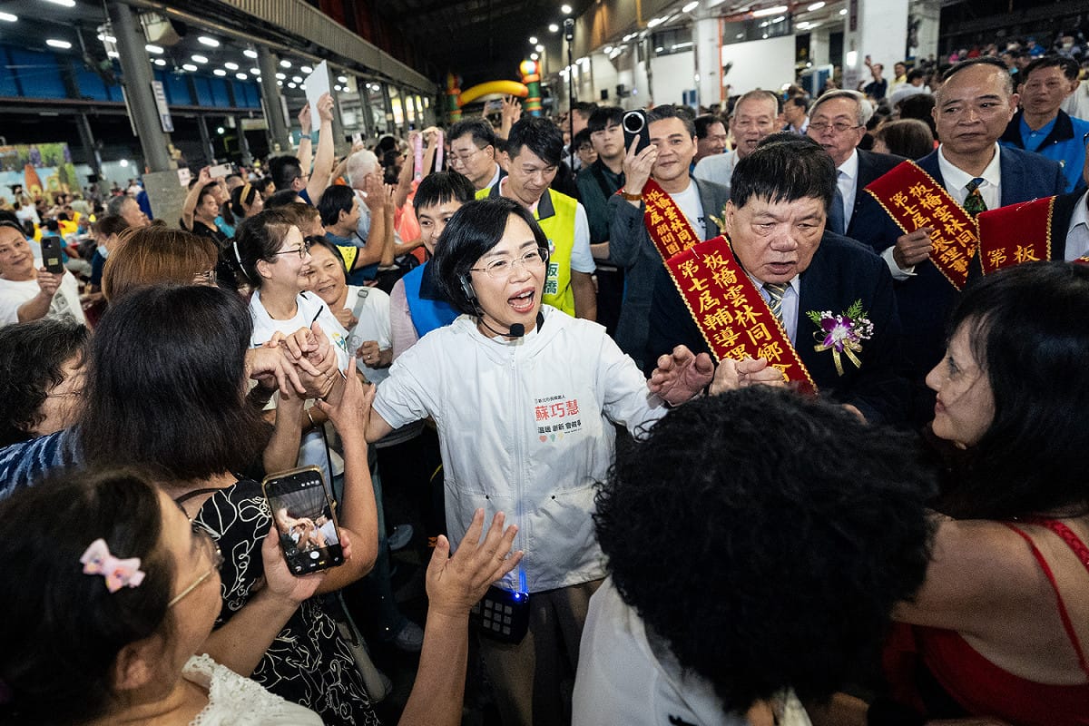 新北市長候選人、立法委員蘇巧慧今（20）日出席新北市板橋區雲林同鄉會會員大會暨理事長交接典禮，短短一百公尺，眾人走了八分鐘才到台上。 圖：蘇巧慧競總提供