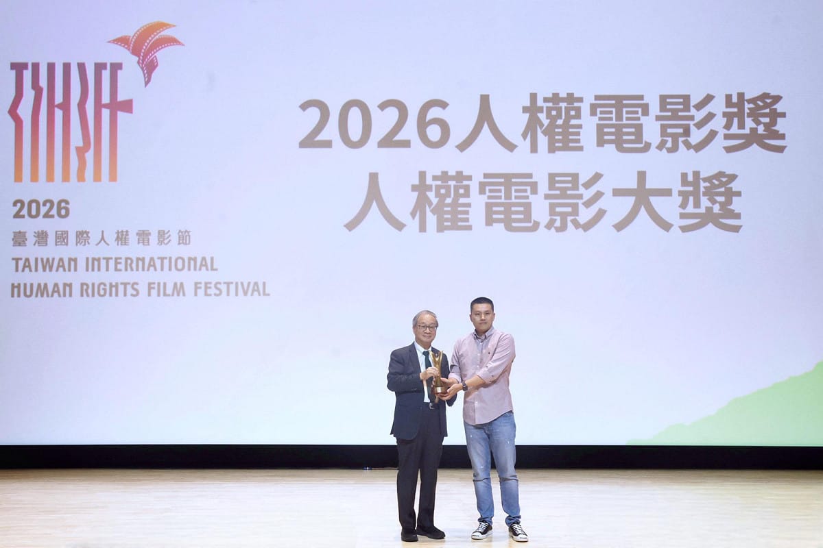 文化部長李遠(左)頒發「人權電影大獎」予電影《同一條船下》，由導演張明右領獎。 圖：文化部提供