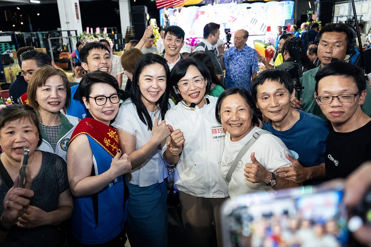 眾多民眾拉著蘇巧慧要合照、自拍，眾人高舉雙手比讚大喊「蘇巧慧凍蒜！」 圖：蘇巧慧競總提供