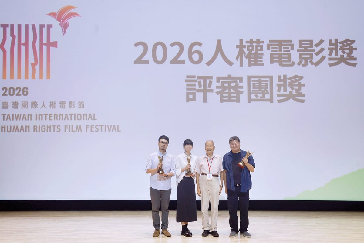 政治受難者張則周(右2)頒發人權電影獎「評審團獎」予電影《風吹》導演李惠仁(右1)及電影《安華》共同導演陳文政(左1)及陳希倫(左2)。 圖：文化部提供