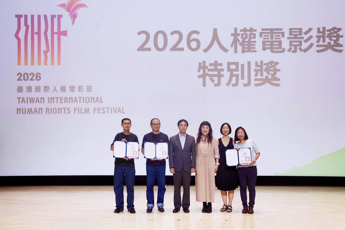 國家人權博物館館長洪世方（左3）頒發人權電影獎「特別獎」予電影《傳奇女伶高菊花》(左2為導演盧元奇，右3為監製熊儒賢)、《這不是我的牛》(左1為編劇林澤豫)，以及《蓮與子》(由片中主角林夏蓮女士的女兒莊怡琤代表受獎，右1)。 圖：文化部提供