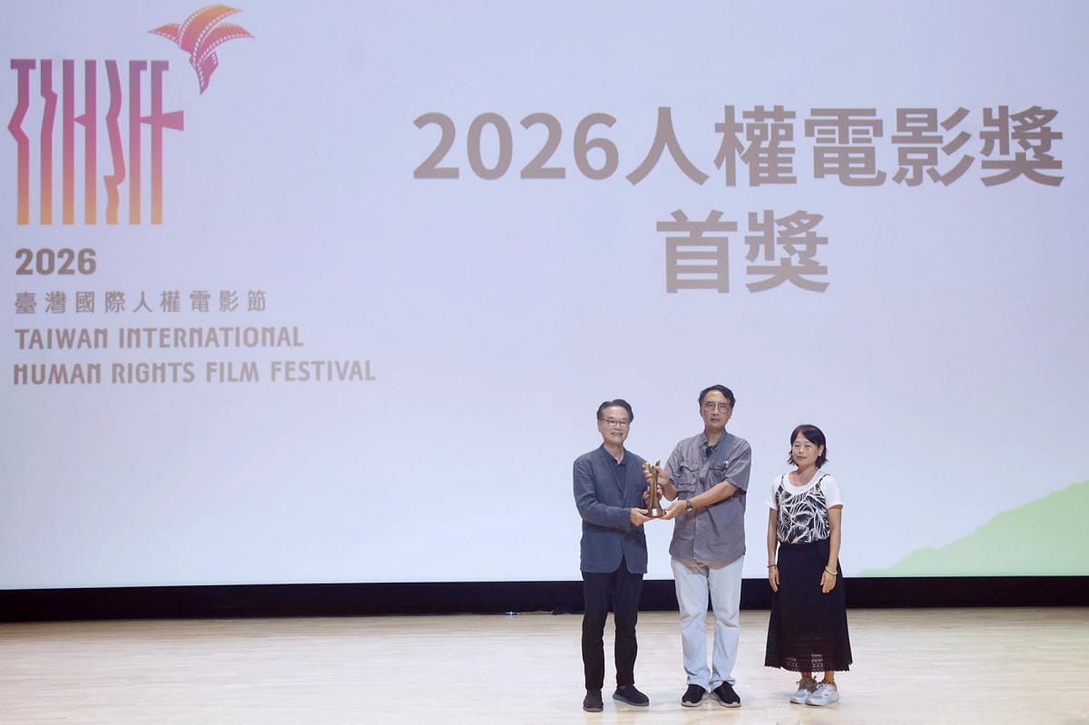 評審團主席黃明川導演(左)頒發人權電影獎「首獎」予電影《獨奏者之舞》導演李立劭(中)。. 圖：文化部提供