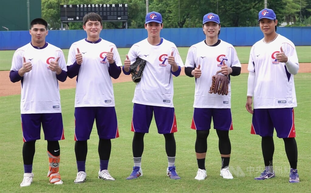 2026年名古屋亞運棒球項目台灣隊日前集訓，中華職棒5名球員張翔（左起）、劉基鴻、陳晨威、朱迦恩及黃韋盛報到。 圖：中央社（檔案照片）