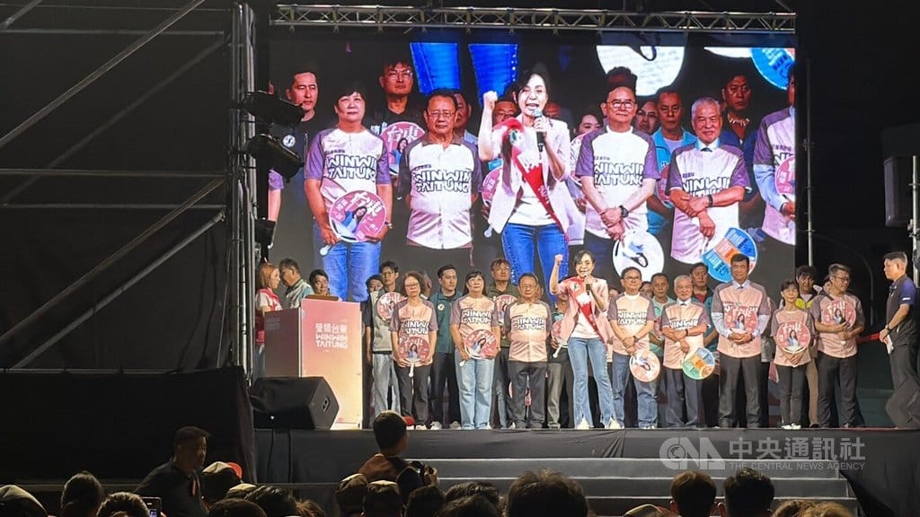 民進黨台東縣長參選人陳瑩（前）20日晚間在台東市傳廣路舉辦競選總部成立大會，她表示，自己沒包袱，希望圖利鄉親過得更幸福。 圖：中央社提供